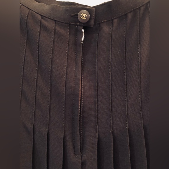 CHANEL authentic Espresso worsted wool, pleated Skirt 26" length 24" waist - Picture 11 of 17